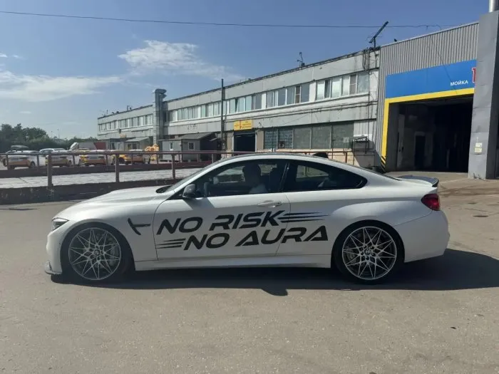 Брендирование BMW M4 — No Risk No Aura