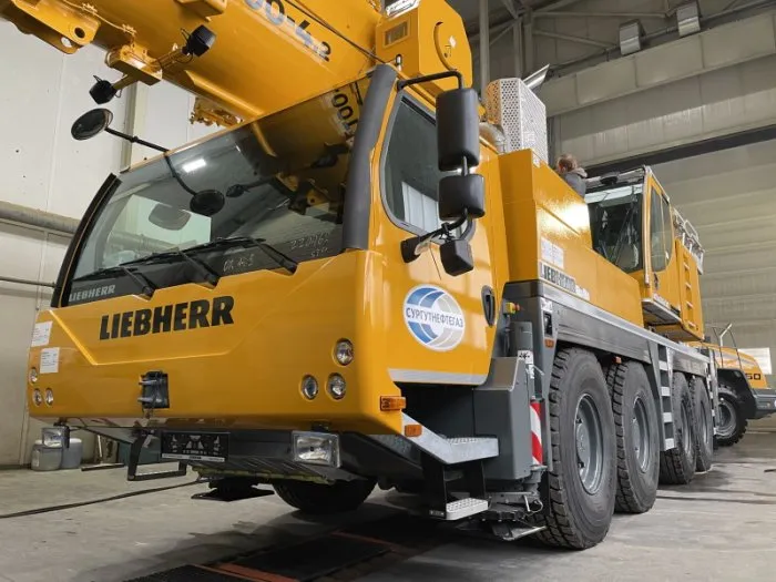 Фото - Брендирование крана LIEBHERR — «СУРГУТНЕФТЕГАЗ»