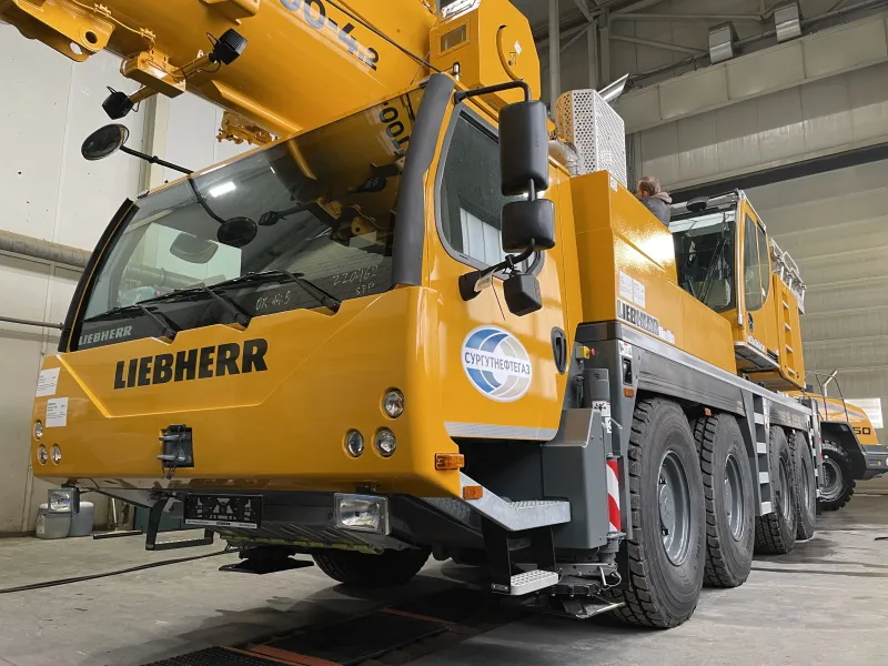 Брендирование крана LIEBHERR — «СУРГУТНЕФТЕГАЗ»