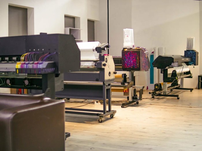 На чем мы печатаем пленку для брендирования авто?