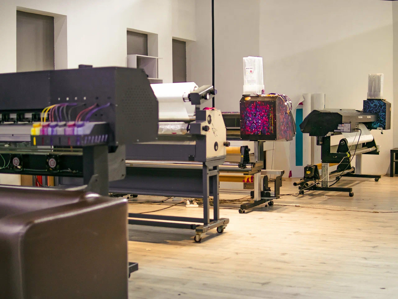 На чем мы печатаем пленку для брендирования авто?